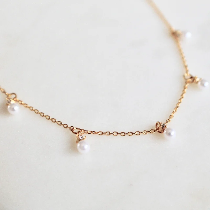 Tiny pearls necklace